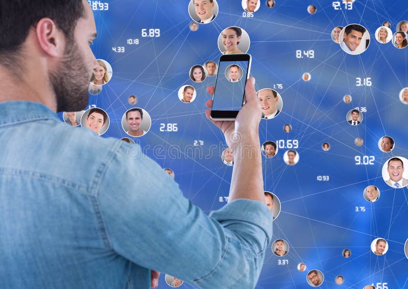 Homem com o telefone contra o azul com os conectores de perfis dos povos ilustração royalty free Homem com o telefone contra o azul com os conectores de perfis dos povos ilustração royalty free
