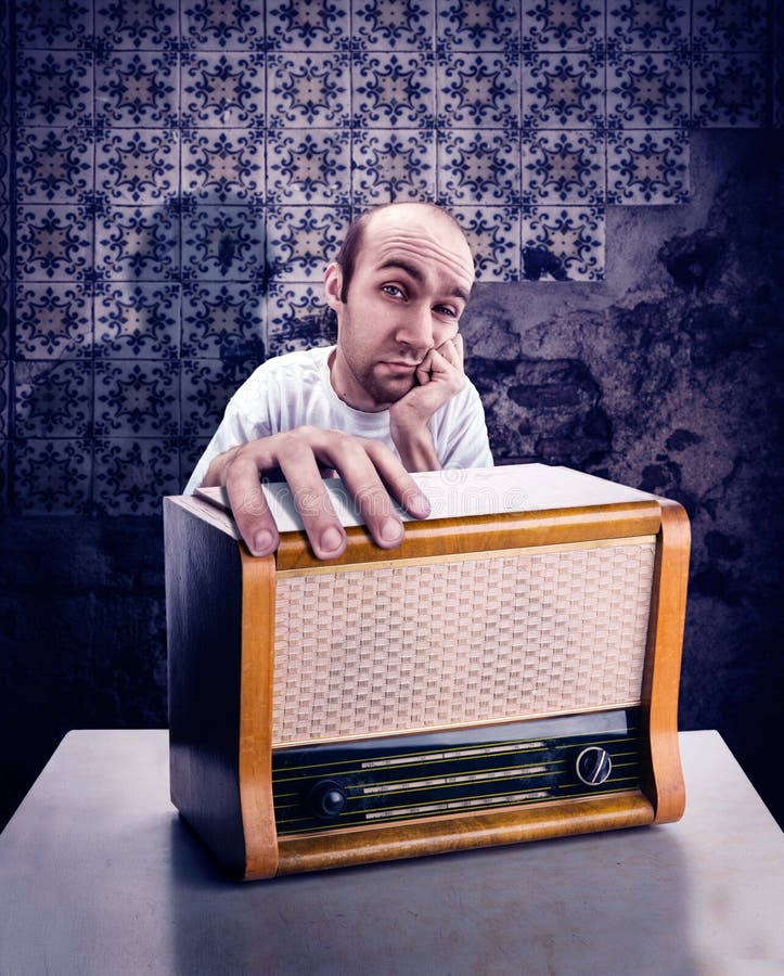 Homem com rádio do vintage imagens de stock Homem com rádio do vintage imagens de stock
