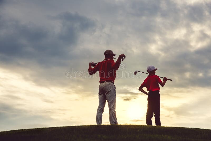 Homem com seus jogadores de golfe do filho