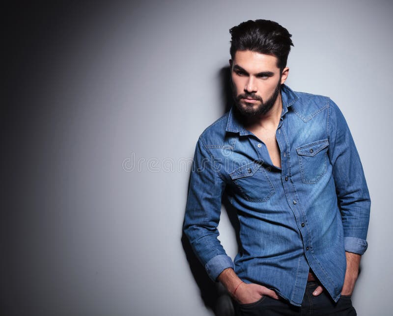 Homem com sua mão no bolso