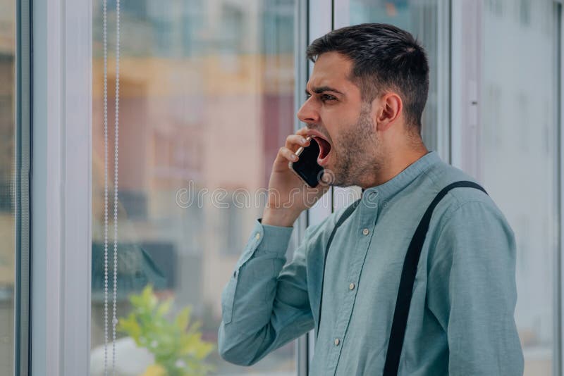 Homem com telefone celular imagem de stock