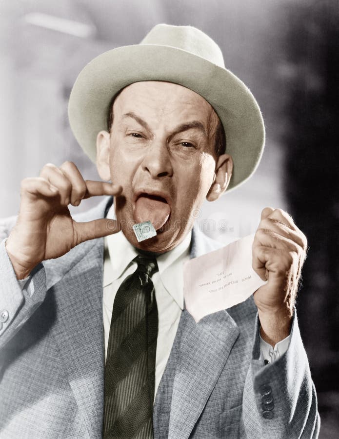 Homem com um selo postal colado em sua língua (todas as pessoas descritas não são umas vivas mais longo e nenhuma propriedade exi imagens de stock Homem com um selo postal colado em sua língua (todas as pessoas descritas não são umas vivas mais longo e nenhuma propriedade exi imagens de stock