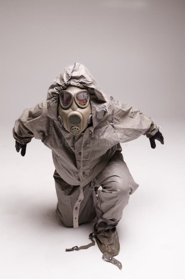 Homem com máscara de gás a usar fato de proteção química imagens de stock royalty free