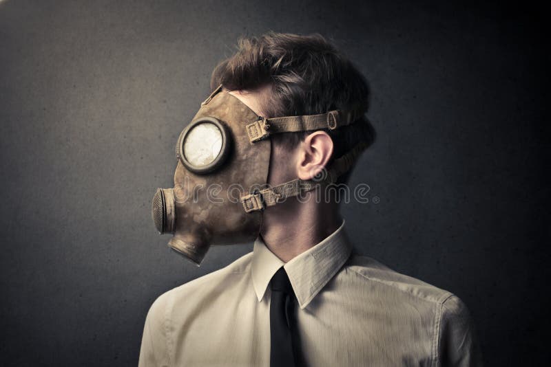 Homem com uma máscara de gás imagem de stock Homem com uma máscara de gás imagem de stock