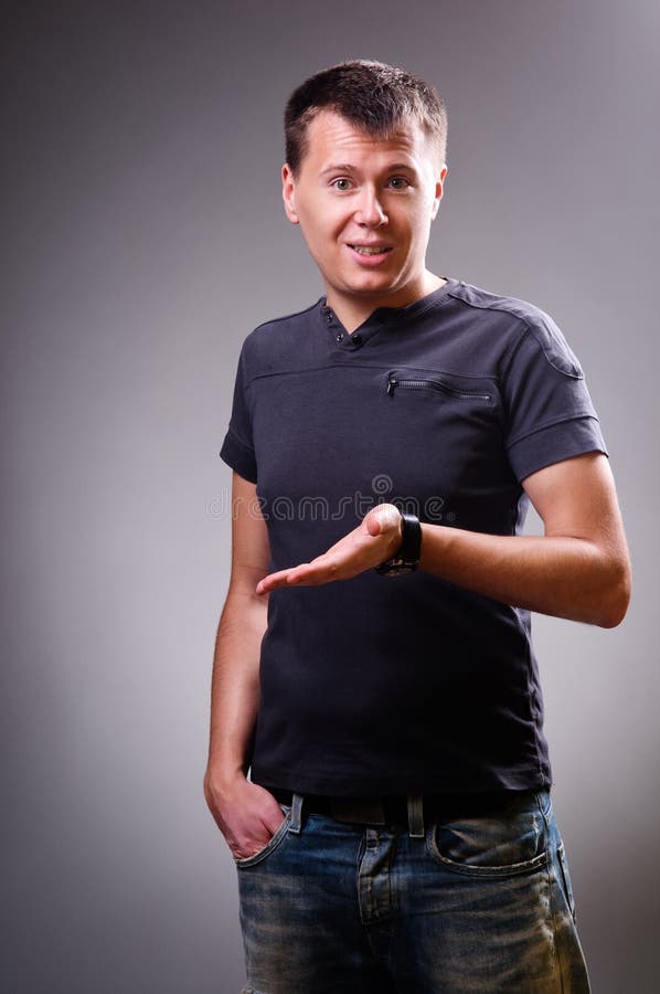 Homem confuso no fundo cinzento fotografia de stock Homem confuso no fundo cinzento fotografia de stock