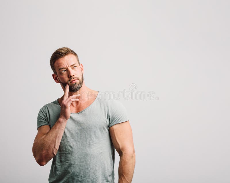 Homem consider?vel que pensa e que olha acima fotografia de stock Homem consider?vel que pensa e que olha acima fotografia de stock