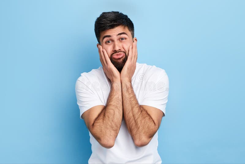 Homem considerável de grito emocional que toca em seus mordentes imagem de stock royalty free Homem considerável de grito emocional que toca em seus mordentes imagem de stock royalty free
