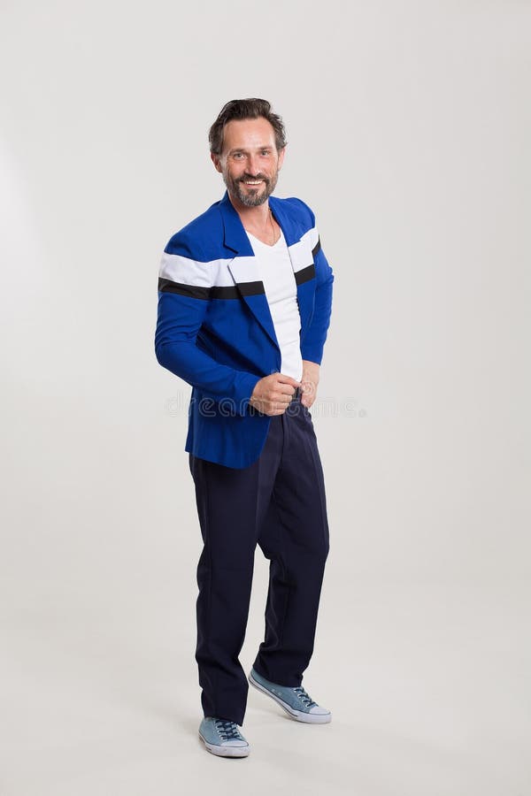 Homem considerável no terno azul e preto imagens de stock royalty free Homem considerável no terno azul e preto imagens de stock royalty free