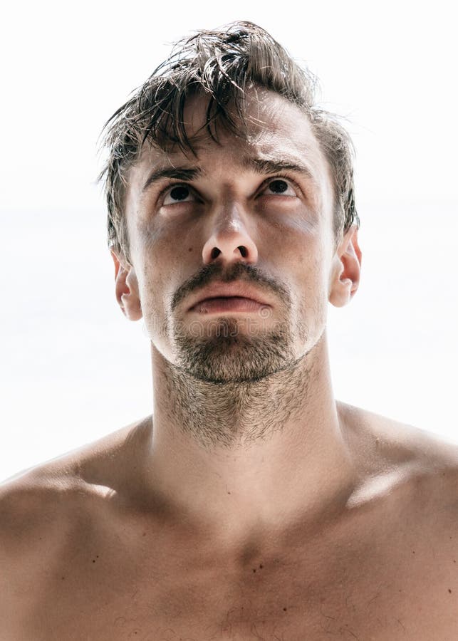 Homem considerável novo, descamisado e não barbeado foto de stock Homem considerável novo, descamisado e não barbeado foto de stock