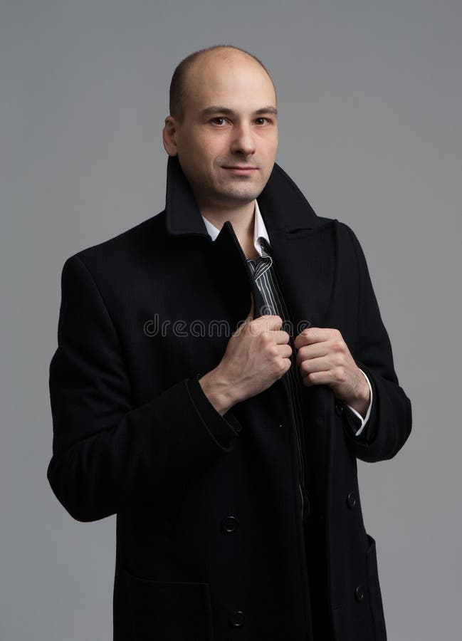 Homem considerável novo no revestimento foto de stock royalty free Homem considerável novo no revestimento foto de stock royalty free