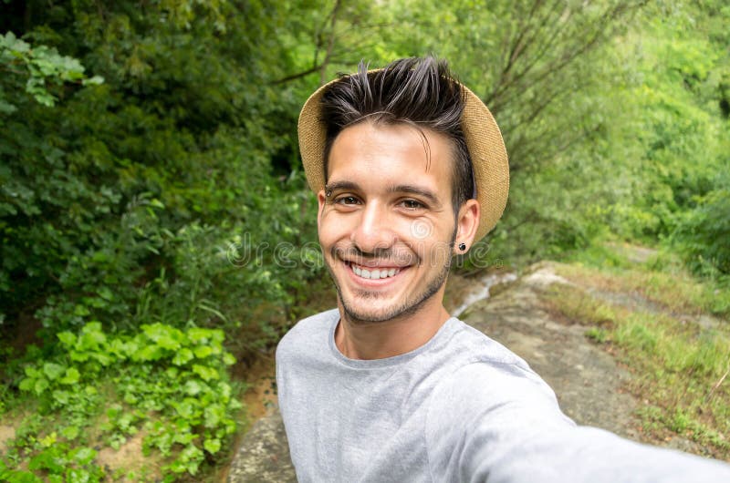 Homem considerável que toma um selfie imagem de stock royalty free Homem considerável que toma um selfie imagem de stock royalty free