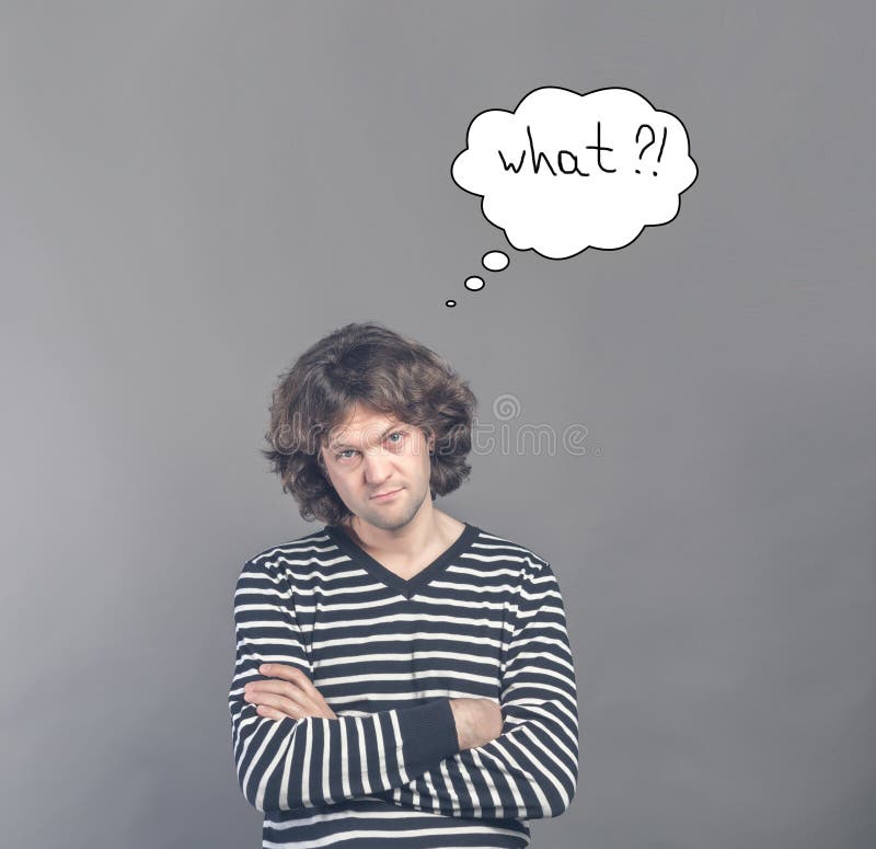 Homem cético que olha suspeito e duvidoso com a nuvem tirada dos pensamentos com que pergunta nela Alguma desaprovação no seu imagem de stock Homem cético que olha suspeito e duvidoso com a nuvem tirada dos pensamentos com que pergunta nela Alguma desaprovação no seu imagem de stock