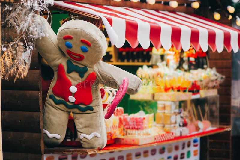 Homem da cookie do pão-de-espécie com o pirulito na cabine do mercado do Natal imagens de stock royalty free Homem da cookie do pão-de-espécie com o pirulito na cabine do mercado do Natal imagens de stock royalty free