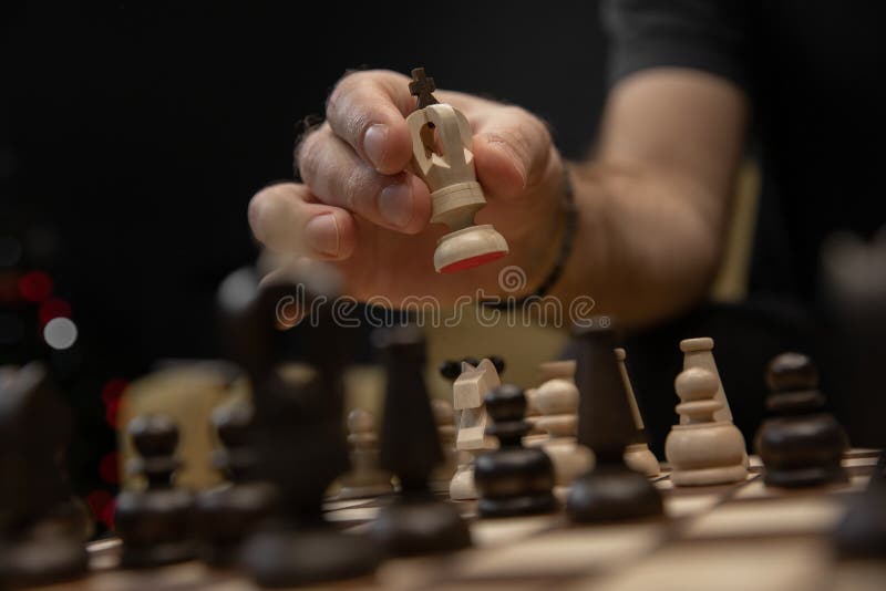 Jogando Xadrez - Uma Mão Que Move O Rei Branco De Madeira Em Um Tabuleiro  De Xadrez Foto Royalty Free, Gravuras, Imagens e Banco de fotografias.  Image 50130758