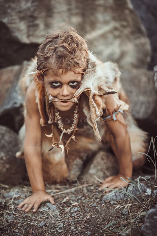 Homem das cavernas, menino viril que caça fora Retrato antigo do guerreiro fotografia de stock Homem das cavernas, menino viril que caça fora Retrato antigo do guerreiro fotografia de stock