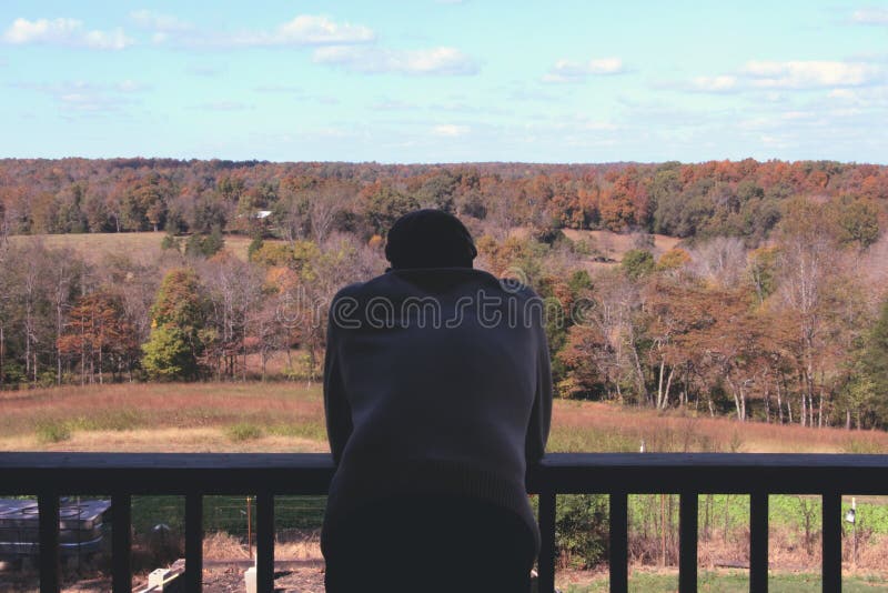 Homem De Camisola Encostado à Grade De Metal Da Sacada Com Vista Para A Floresta Um Macho Num Suéter Inclinado-se Sobre A Grade Imagem de Stock - Imagem de encostado, floresta: 156384789