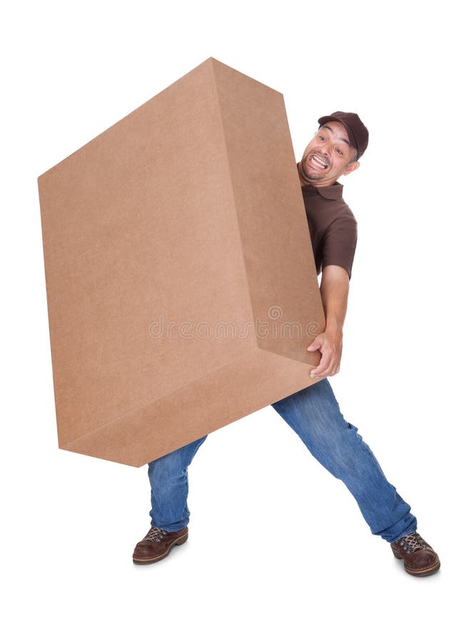 Homem de entrega que leva a caixa pesada