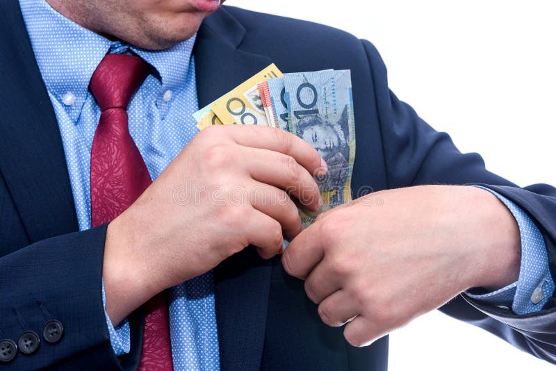 Homem de fato segurando notas de dólar australiano próximas imagem de stock royalty free