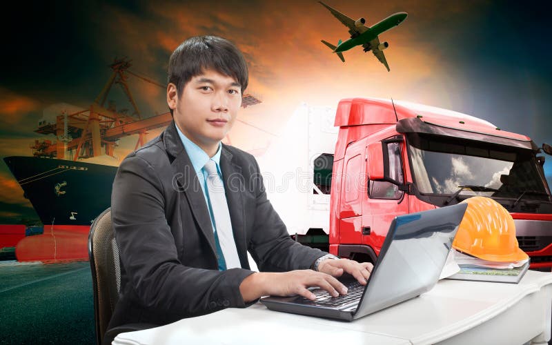 Homem de funcionamento em tudo em um transporte da exportação da importação logístico imagens de stock Homem de funcionamento em tudo em um transporte da exportação da importação logístico imagens de stock