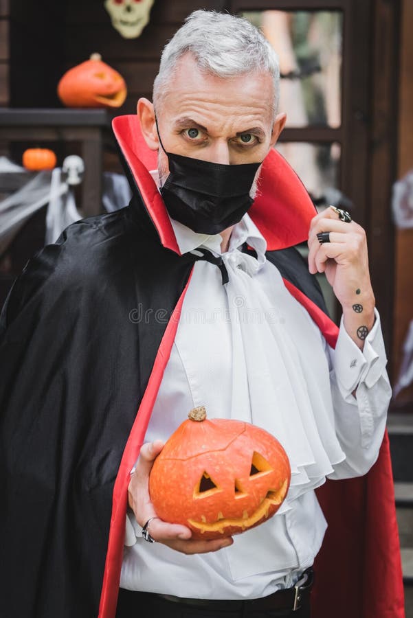 Homem Maduro E Feliz Com Fantasia De Vampiro Imagem de Stock - Imagem de  homem, feriado: 230386877