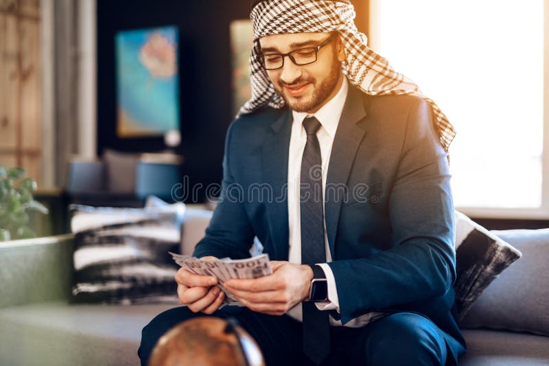 Um Homem De Negócios árabe Checkmates Uma Outra Xadrez De Jogo Na Tabela Na  Sala De Hotel Imagem de Stock - Imagem de xadrez, conceito: 113686897