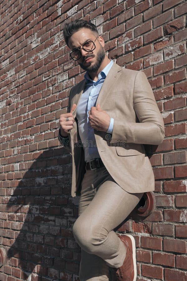 Foto de Terno Elegante Moderno Do Homem Com Gravata Vermelha E Emblema  Branco Do Cartão Da Identificação Renderização 3d e mais fotos de stock de  Crachá - iStock