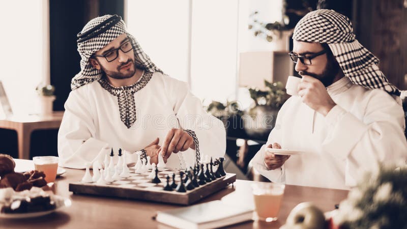 Um Homem De Negócios árabe Checkmates Uma Outra Xadrez De Jogo Na Tabela Na  Sala De Hotel Imagem de Stock - Imagem de xadrez, conceito: 113686897