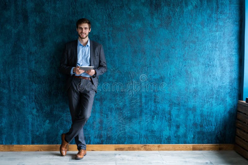 Foto de Terno Elegante Moderno Do Homem Com Gravata Vermelha E Emblema  Branco Do Cartão Da Identificação Renderização 3d e mais fotos de stock de  Crachá - iStock