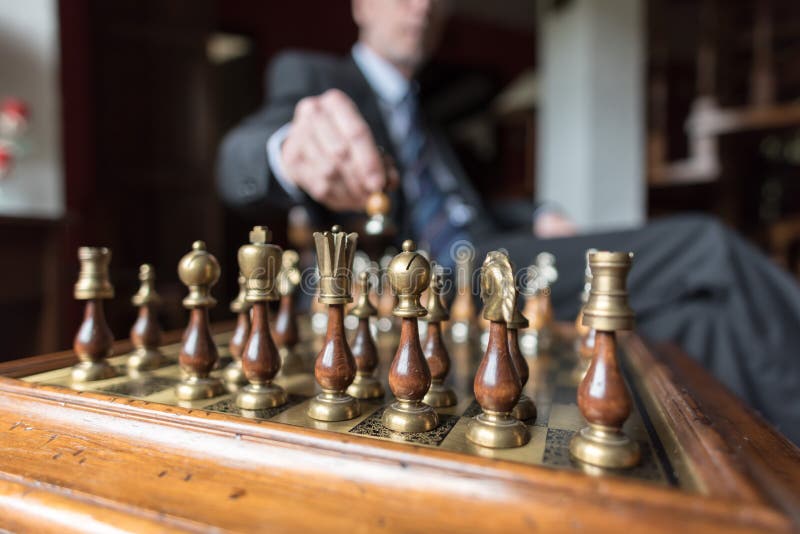 Lógica de desenvolvimento professor de escola jogar xadrez passatempo  intelectual figuras em tabuleiro de xadrez de