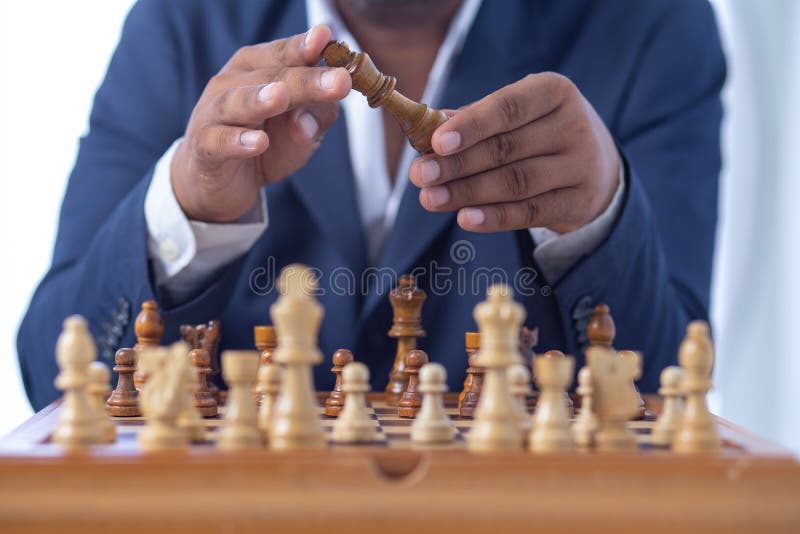 Liderança de empresário jogando xadrez e pensando no plano de