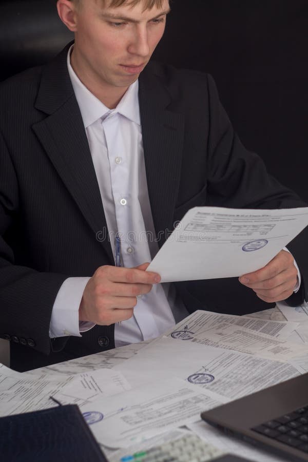Homem de neg?cios que assina um contrato O gerente faz o relat?rio e preenche a declara??o Homem de neg?cios no trabalho em seu l fotografia de stock royalty free Homem de neg?cios que assina um contrato O gerente faz o relat?rio e preenche a declara??o Homem de neg?cios no trabalho em seu l fotografia de stock royalty free