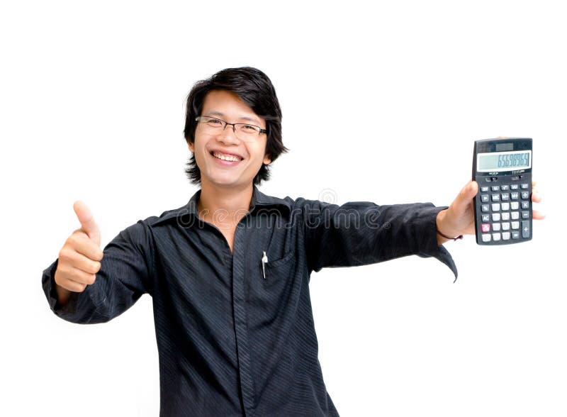 Homem de negócio asiático do sorriso que mostra a calculadora foto de stock royalty free Homem de negócio asiático do sorriso que mostra a calculadora foto de stock royalty free