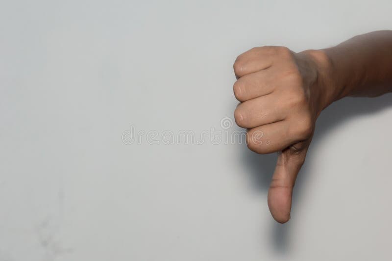 Homem de negócio caucasiano asiático que mostra batidas para baixo, fundo branco isolado foto de stock Homem de negócio caucasiano asiático que mostra batidas para baixo, fundo branco isolado foto de stock