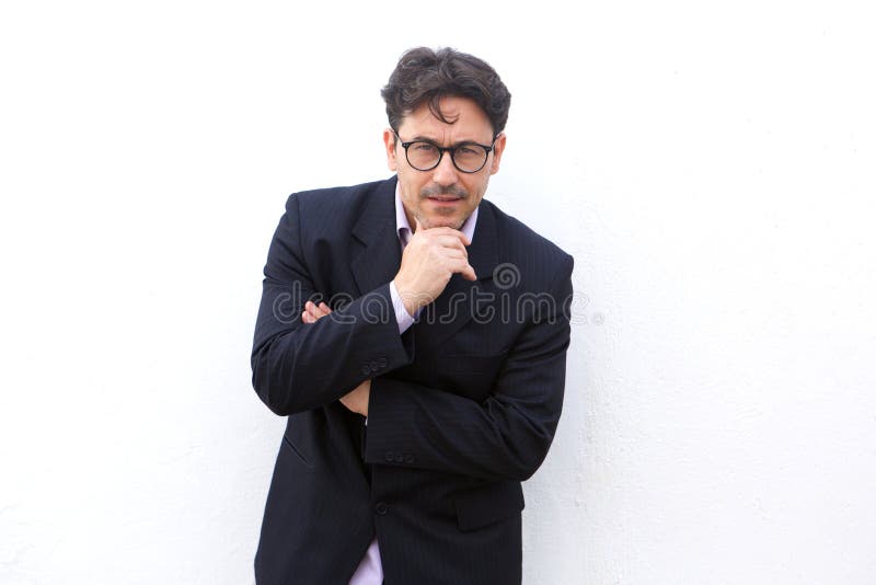 Homem de negócio com os espetáculos que estão com mão no queixo contra o fundo branco fotos de stock royalty free Homem de negócio com os espetáculos que estão com mão no queixo contra o fundo branco fotos de stock royalty free