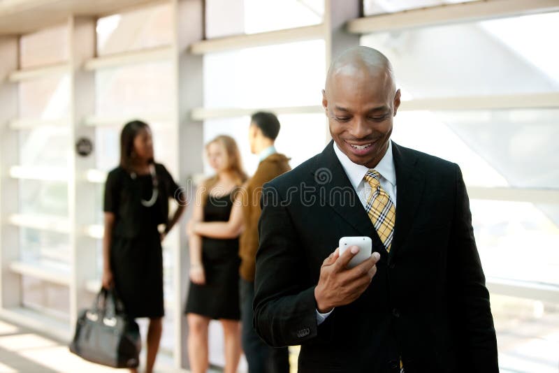 Homem de negócio com telefone esperto imagem de stock Homem de negócio com telefone esperto imagem de stock