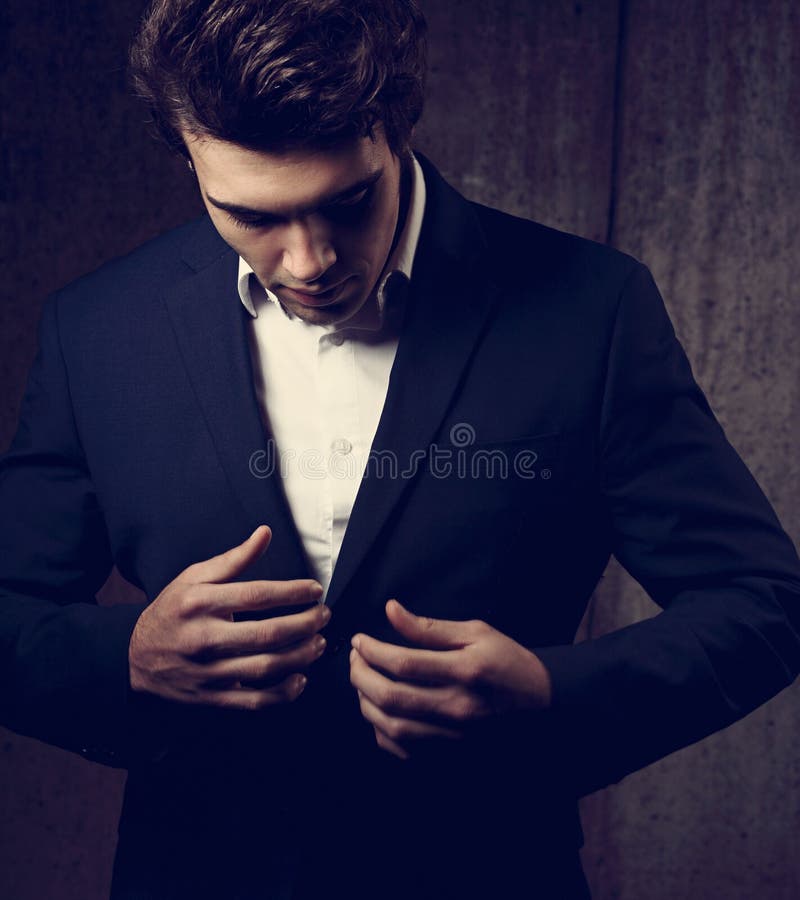 Homem de negócio considerável 'sexy' no terno preto da forma e no estilo branco foto de stock royalty free Homem de negócio considerável 'sexy' no terno preto da forma e no estilo branco foto de stock royalty free