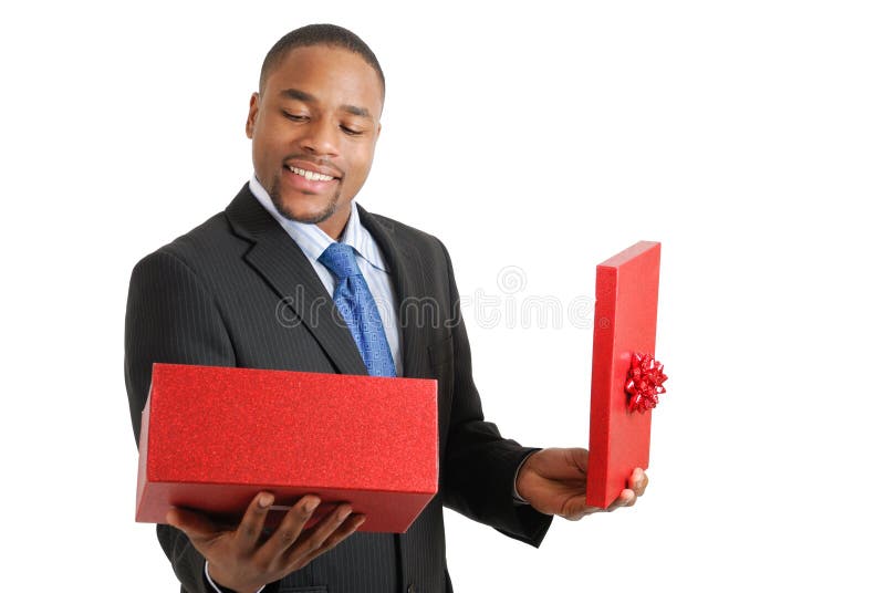 Homem de negócio do americano africano que abre um presente
