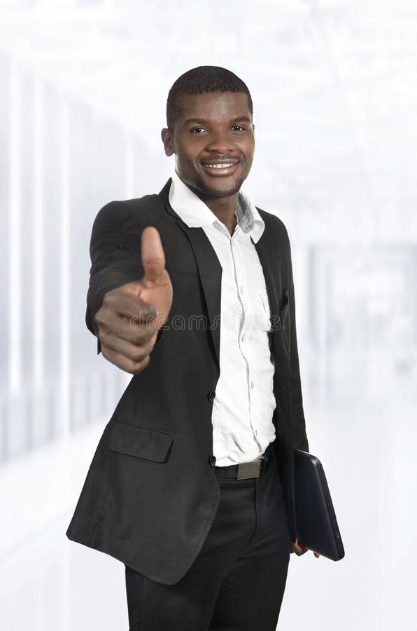 Homem de negócio/estudante africanos Thumb Up imagem de stock royalty free Homem de negócio/estudante africanos Thumb Up imagem de stock royalty free