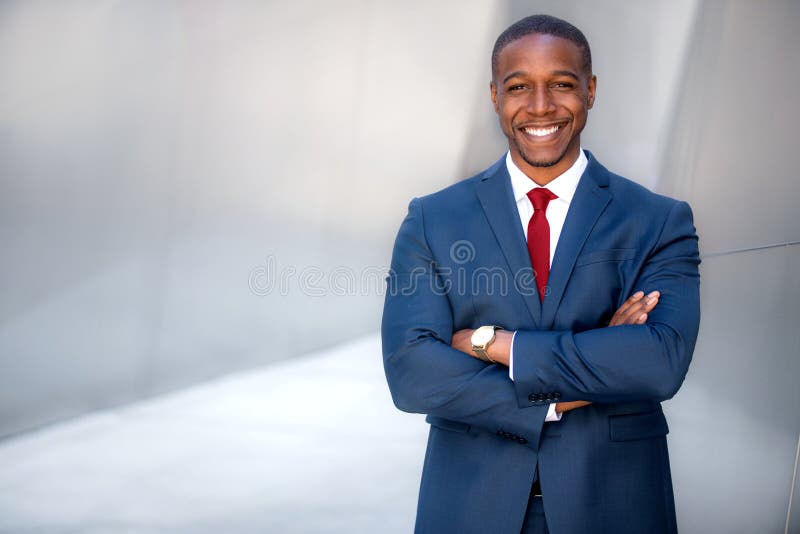 Homem de negócio executivo no terno à moda moderno, CEO do afro-americano alegre bem sucedido considerável, espaço da cópia