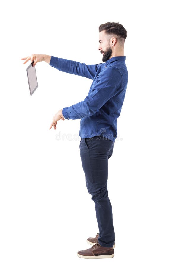 Homem de negócio farpado enojado que guarda a tabuleta com uns mão e dedo dois Vista lateral fotografia de stock Homem de negócio farpado enojado que guarda a tabuleta com uns mão e dedo dois Vista lateral fotografia de stock