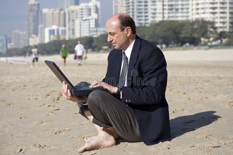 Homem de negócio na praia foto de stock royalty free Homem de negócio na praia foto de stock royalty free