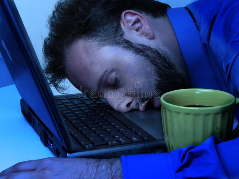Homem de negócio no azul (que trabalha tarde) fotos de stock royalty free Homem de negócio no azul (que trabalha tarde) fotos de stock royalty free