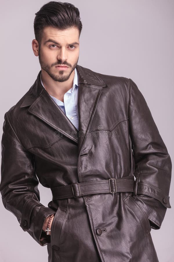 Homem de negócio novo considerável que veste um revestimento de couro marrom fotos de stock Homem de negócio novo considerável que veste um revestimento de couro marrom fotos de stock