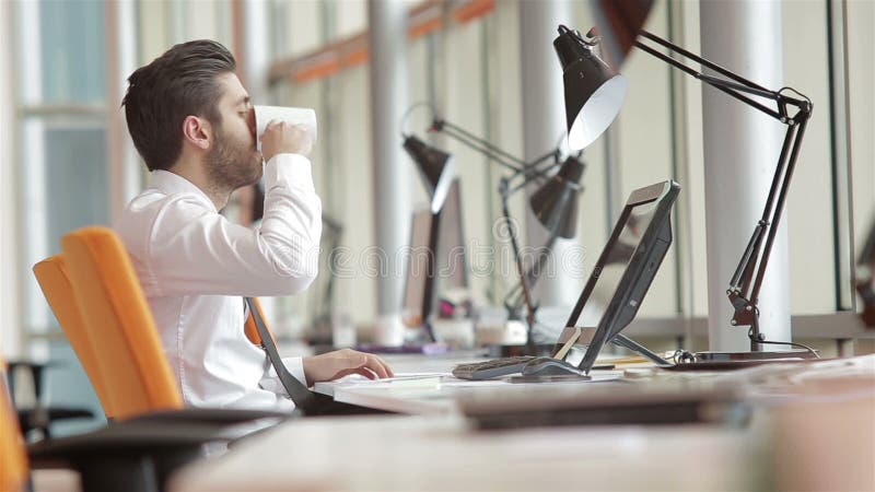 Homem de negócio novo frustrante