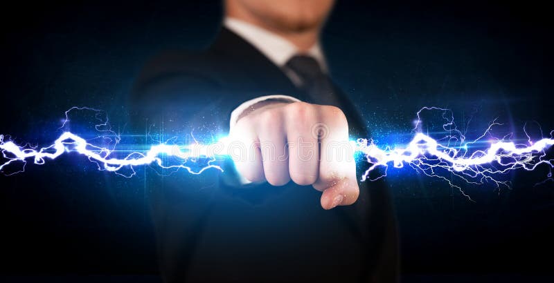 Homem de negócio que guarda o parafuso leve da eletricidade em suas mãos imagens de stock royalty free Homem de negócio que guarda o parafuso leve da eletricidade em suas mãos imagens de stock royalty free