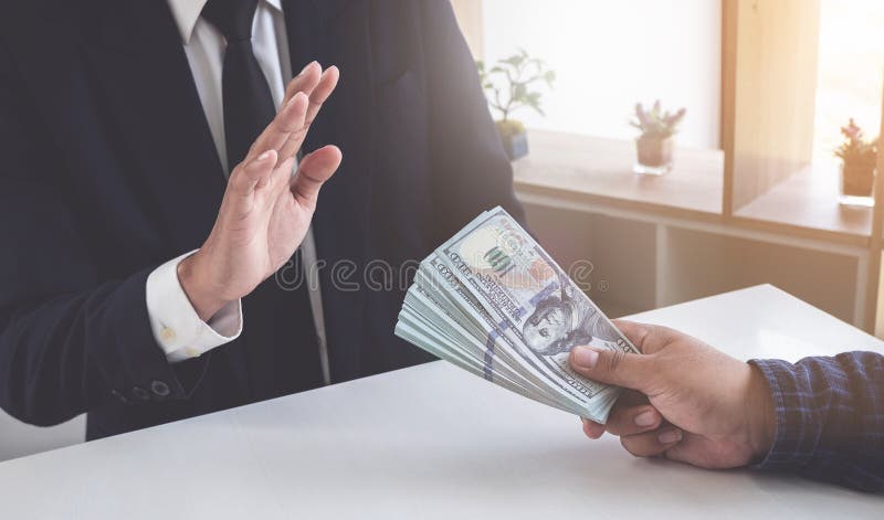 Homem de negócio que recusa o dinheiro tomar ao subôrno o conceito da corrupção e da anti corrupção fotos de stock Homem de negócio que recusa o dinheiro tomar ao subôrno o conceito da corrupção e da anti corrupção fotos de stock