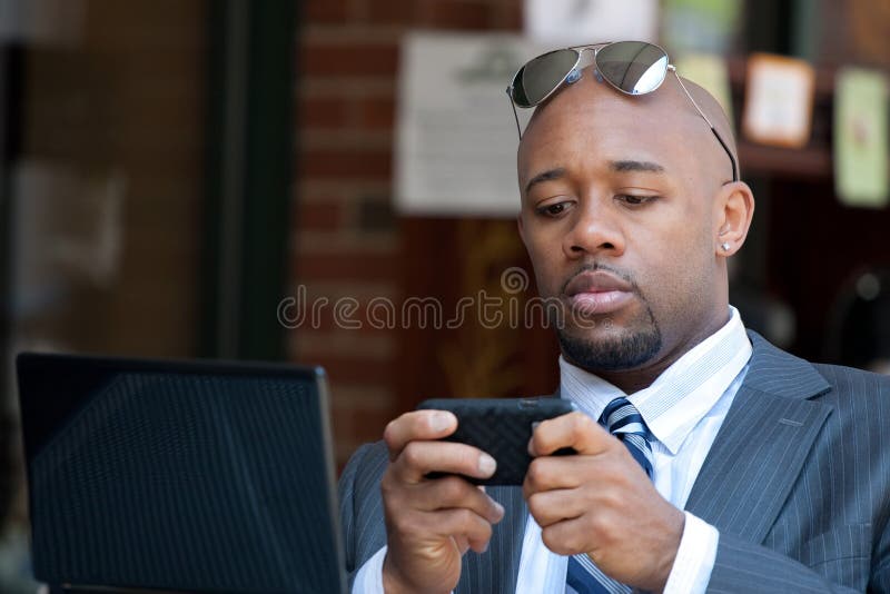 Homem de negócio que trabalha sem fio fotos de stock royalty free Homem de negócio que trabalha sem fio fotos de stock royalty free
