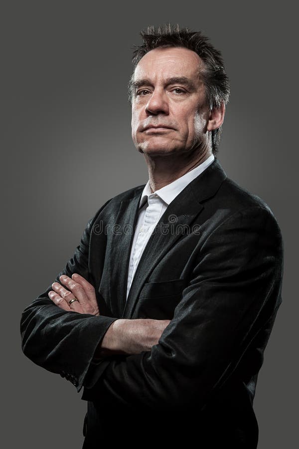 Homem de negócio severo em Constrast elevado cinzento fotos de stock Homem de negócio severo em Constrast elevado cinzento fotos de stock