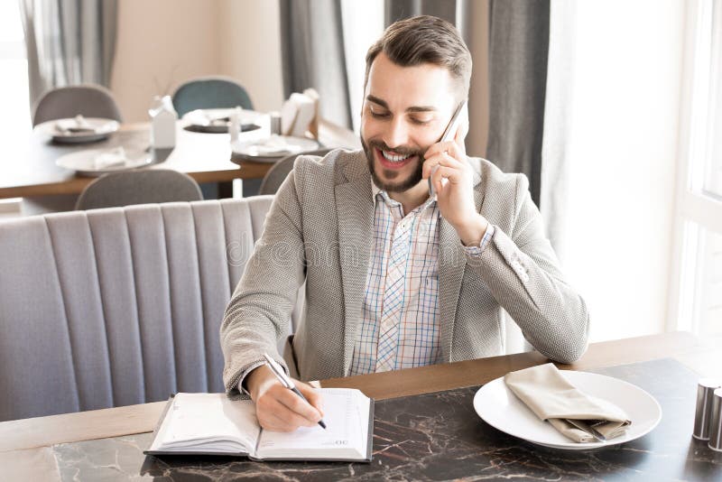 Homem de negócios alegre Working no café fotografia de stock royalty free Homem de negócios alegre Working no café fotografia de stock royalty free