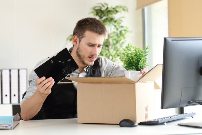 Homem de negócios ateado fogo triste no escritório imagem de stock Homem de negócios ateado fogo triste no escritório imagem de stock